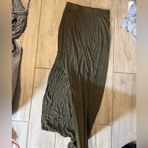 Maxi skirt gree with side slit
